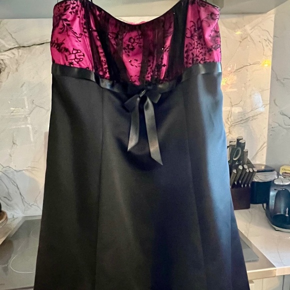 REDUCED PRICE $49
Niki by Niki Livas Prom/Formal Knee Length Dress - Picture 1 of 9